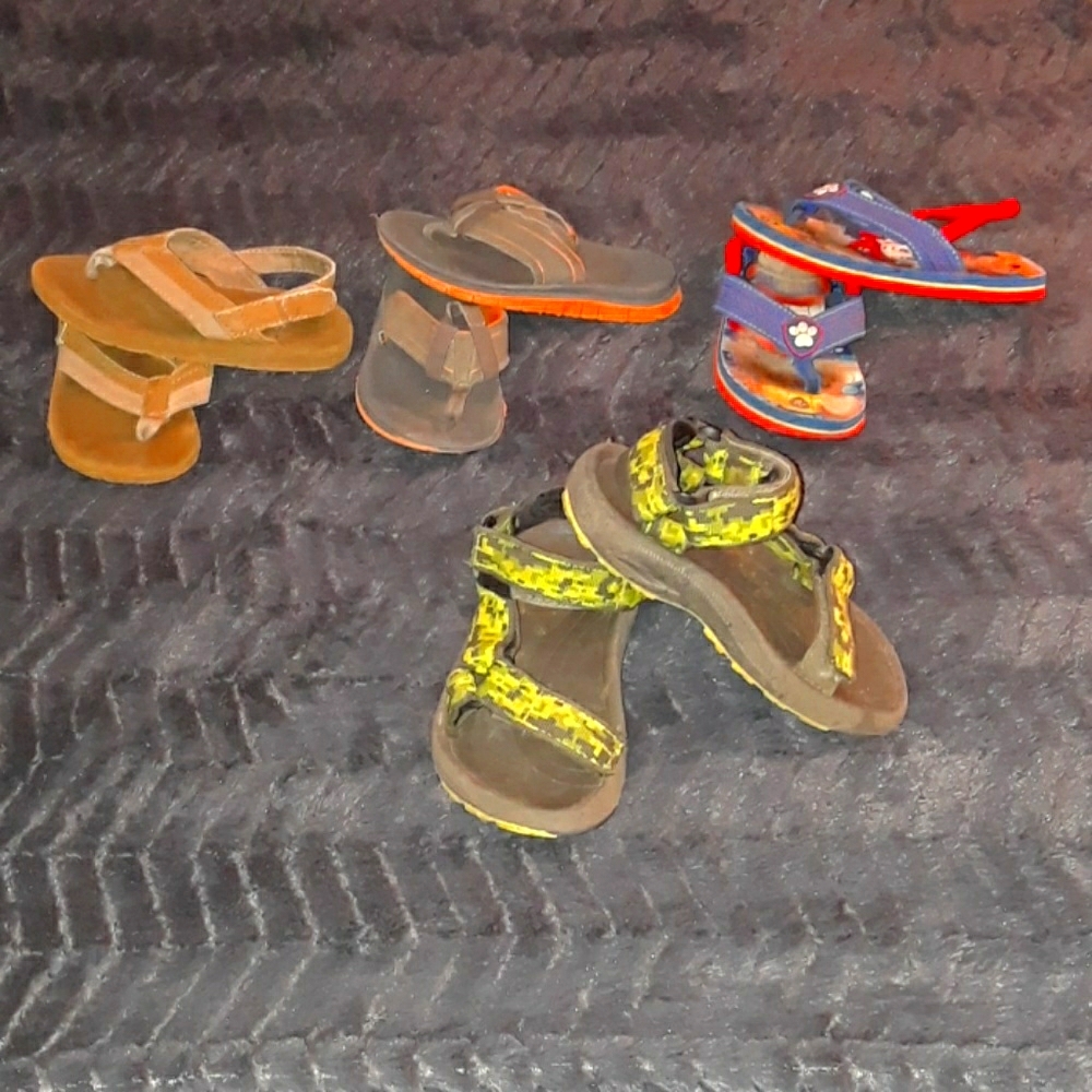 Bundle of 4 flip flops boy's Sz 9-10